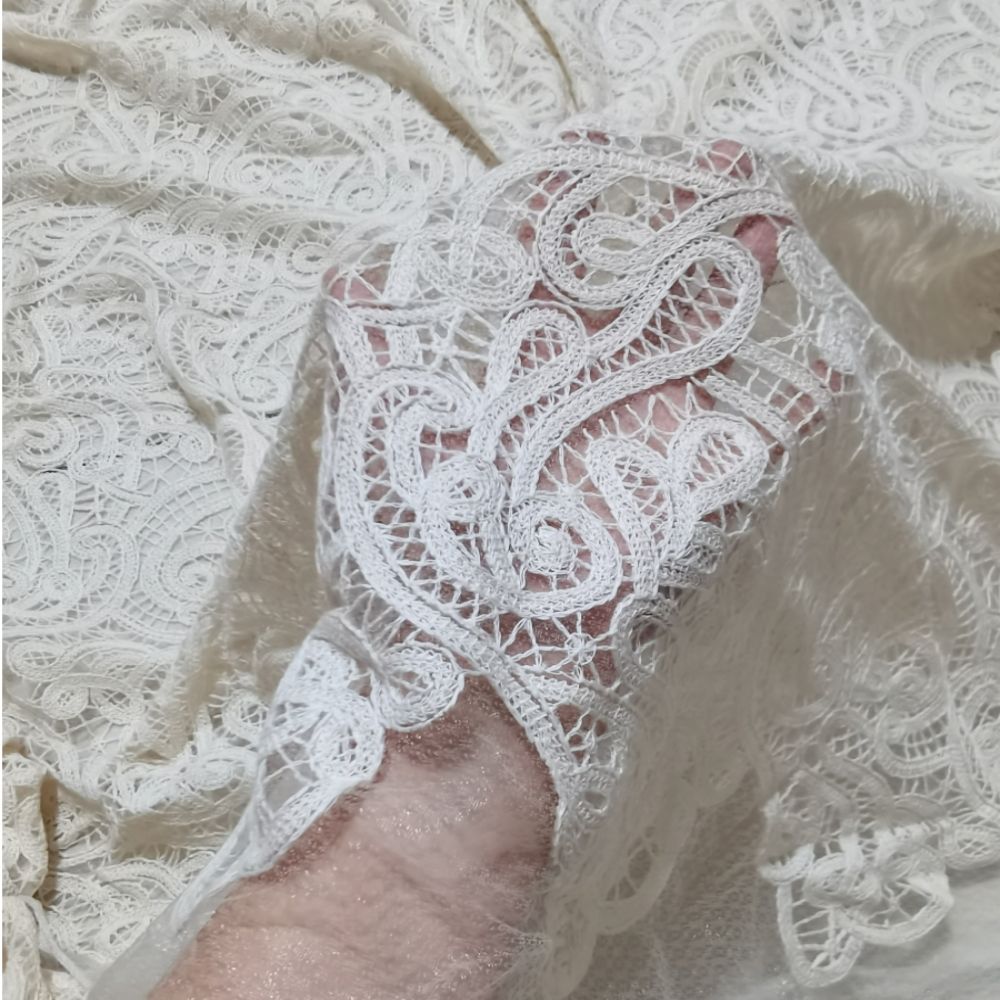 Embroidery Underlay - 기하학적 모양을 가진 여자 복장 의류를